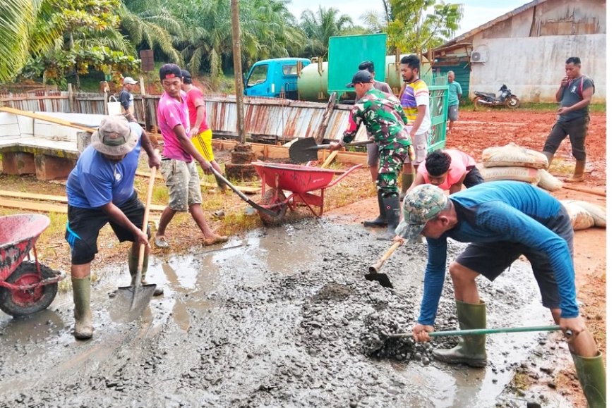 Babinsa Koramil Ulilin Gotong Royong Bersama Warga Bangun Pagar Masjid Al-Ikhlas