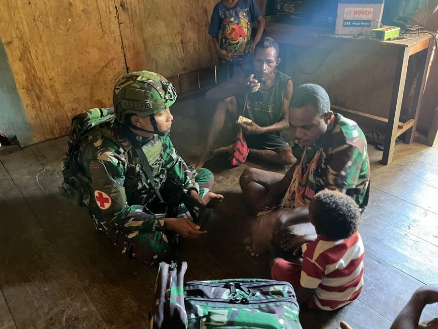 TNI Untuk Papua Sehat, Satgas Pamtas RI-PNG Statis Yonif 753/AVT Periksa Kesehatan Warga Kampung Mot