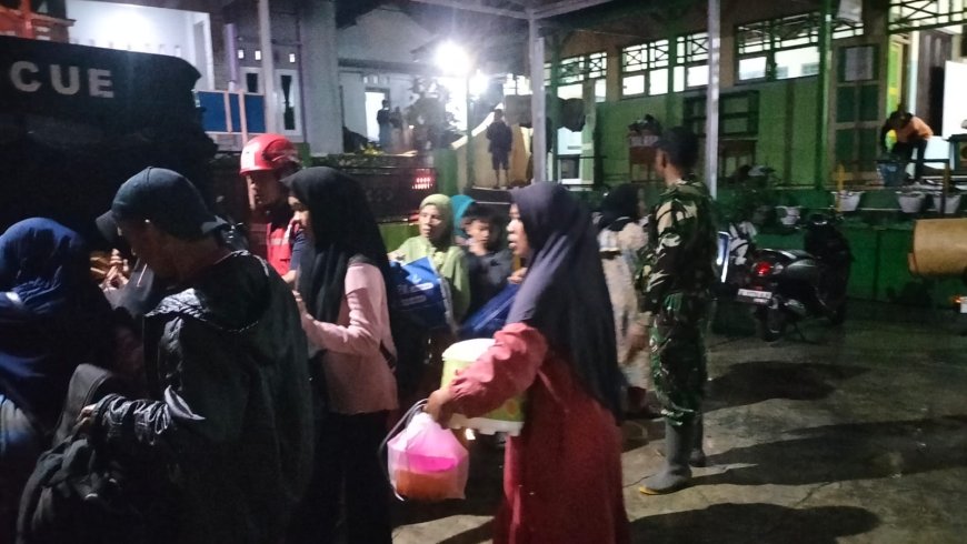 Babinsa Kodim 0712/Tegal Bergerak Cepat Evakuasi Korban Tanah Bergerak di Desa Padasari