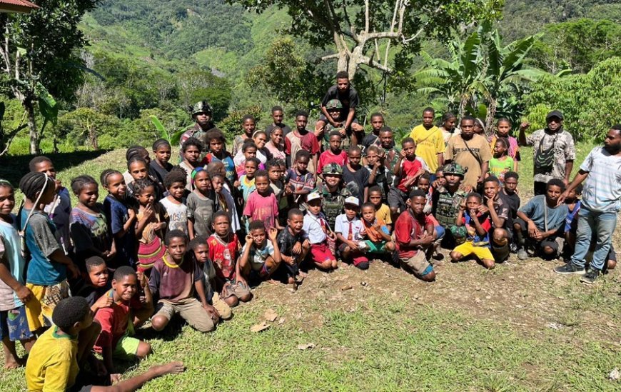 Satgas TNI Ceria Bersama Anak-anak SD Kp. Okyop di Pedalaman Papua