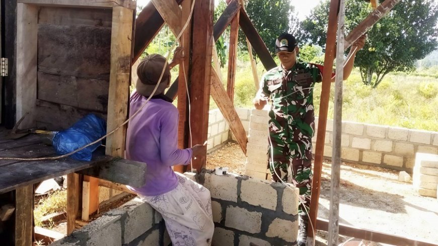 Kemanunggalan TNI-Rakyat, Babinsa Koramil Skanto Bantu Warga Bangun Rumah