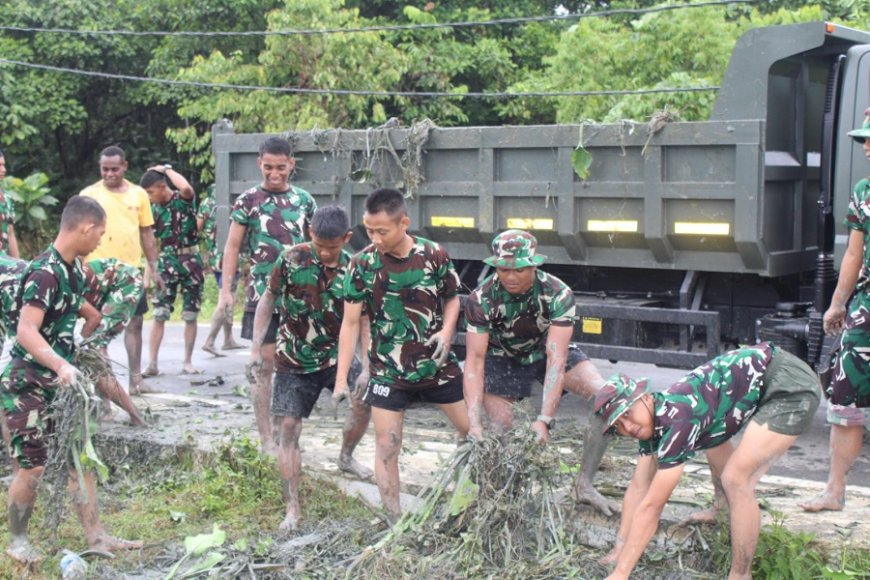 Yonif TP 809/NTM Gelar Karya Bakti Pembersihan Sungai Petam dan Pantai Base Camp di Kabupaten Sarmi