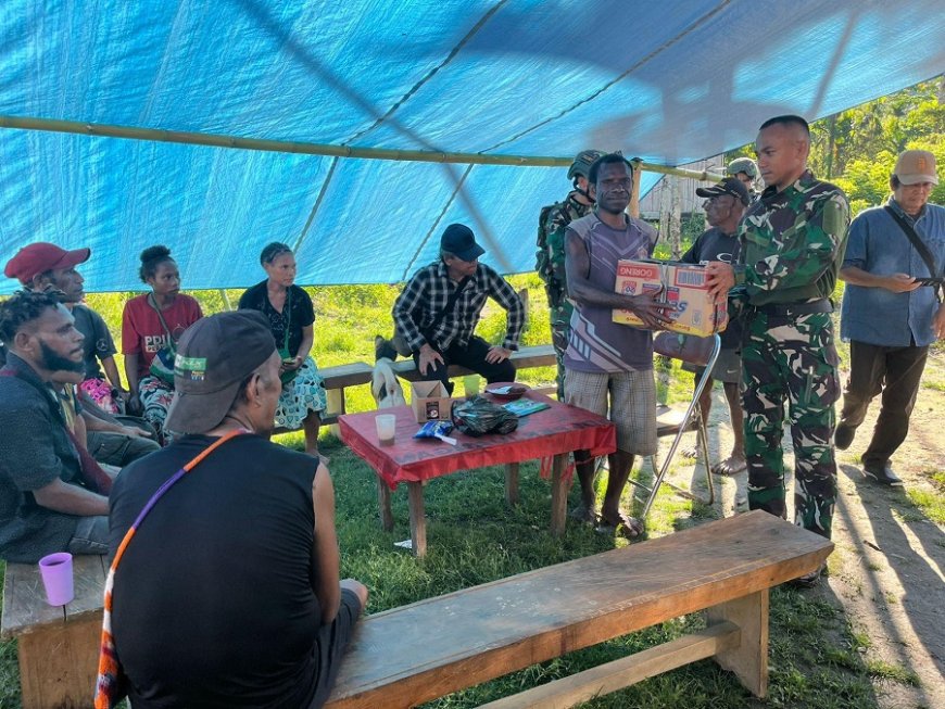 Melalui Anjangsana Satgas Yonif 753/AVT bagikan Sembako kepada Masyarakat