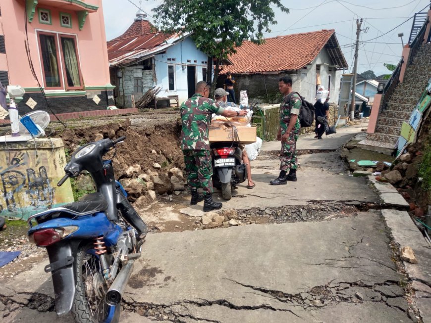 Kodim 0712 Tegal Siagakan Babinsa Bantu Amankan Barang Berharga Warga Terdampak Tanah Bergerak