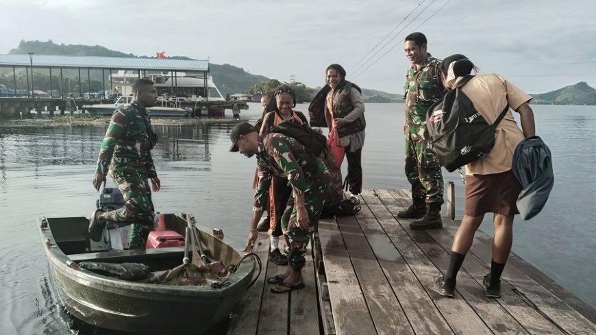 Pastikan Keselamatan Pelajar, Babinsa Sentani Dampingi Penyeberangan Jalur Air