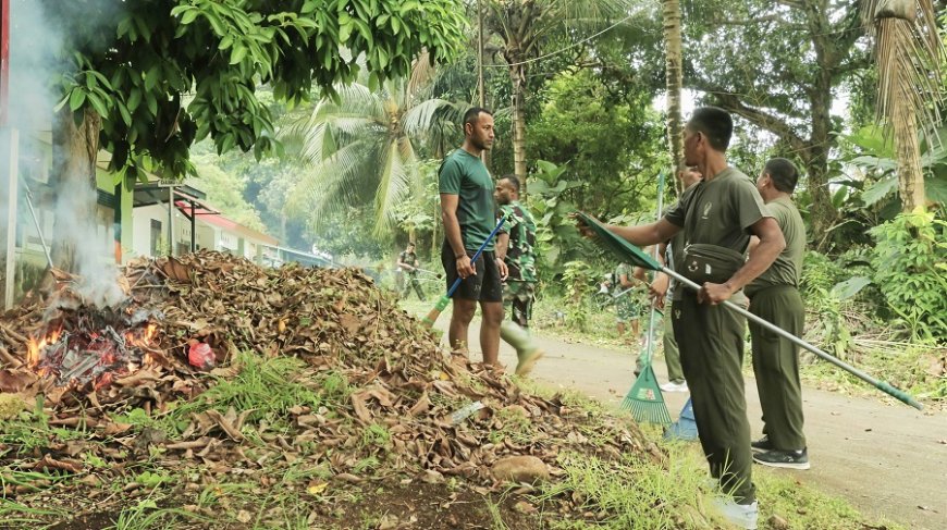 Kasdim Jayapura Pimpin Kegiatan Jumat Bersih di Kompleks Asrama Prajurit