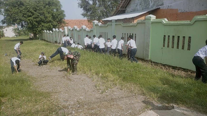 Babinsa Koramil 17/Balapulang Ajak Siswa Peduli Lingkungan Sekolah