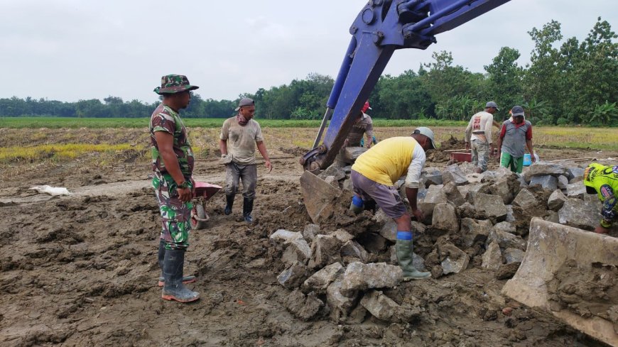 Pembangunan Jembatan Garuda di Atas Sungai Wuri Dikebut, TNI dan Warga Gotong Royong