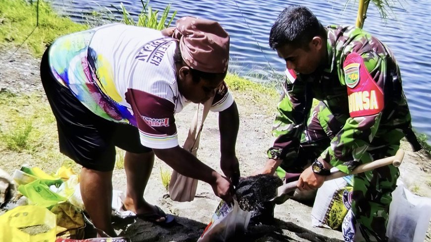 Babinsa Sentani Bantu Warga Siapkan Material Talut di Kampung Ifar Besar