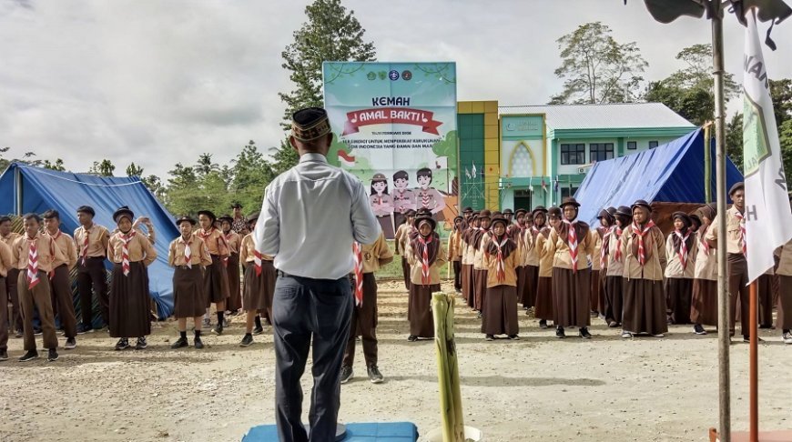 Kemah Amal Bakti MAN Keerom, Babinsa Skanto Tegaskan Dukungan TNI AD untuk Generasi Muda