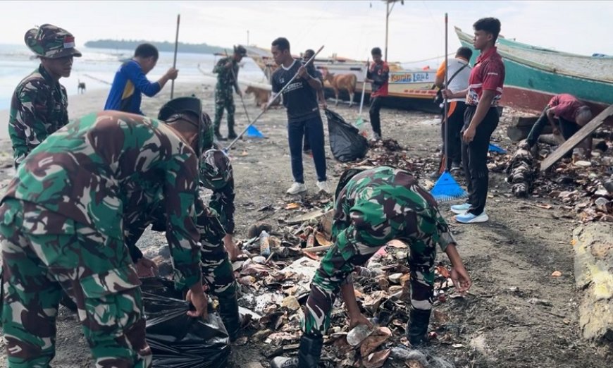 Wujudkan Lingkungan Asri, Yonif TP 809/NTM Laksanakan Aksi Bersih Pantai di Sarmi