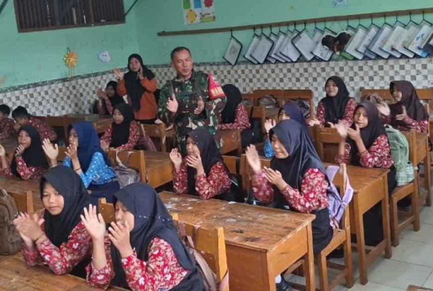 Babinsa Masuk Ruang Kelas, Kobarkan Semangat Belajar Siswa SD N Cikuya 01