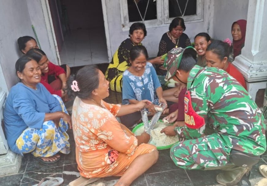Hangatnya Kebersamaan, Babinsa Cikuya "Diserbu" Ibu-Ibu Pembuat Misro