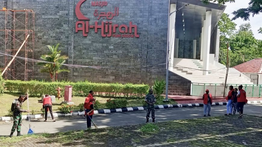 Babinsa dan Mahasiswa KKN Gotong Royong Bersihkan Masjid Al-Hijrah Perbatasan RI–PNG