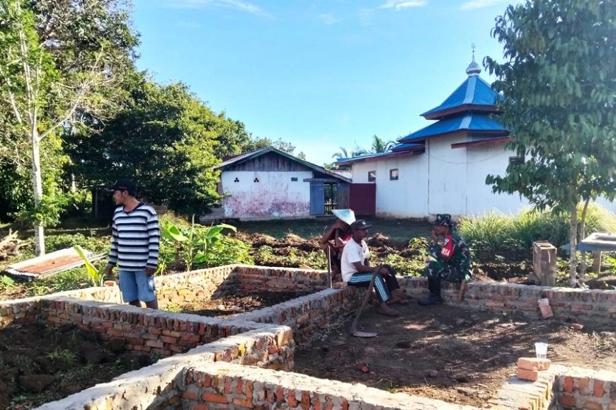 Babinsa dan Warga Sigabel Jaya Bahu Membahu Bangun Rumah Untuk Guru Ngaji