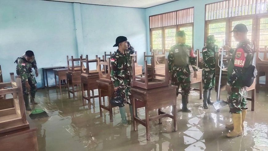 Babinsa Arso Bantu Pulihkan SMA YPPK Taruna Tegasa Pasca Banjir Lumpur