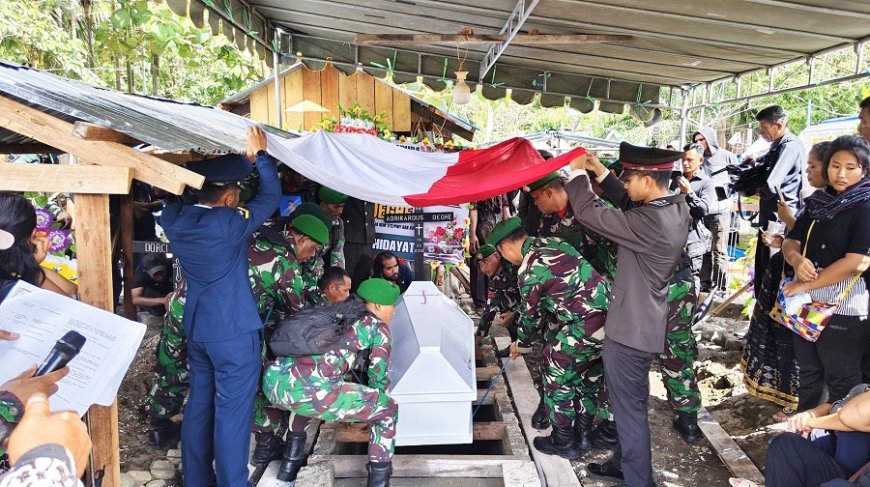 Isak Haru Iringi Penghormatan Terakhir Serka Adrikardus Deghe, Dandim 1701/Jayapura Pimpin Pemakaman Militer