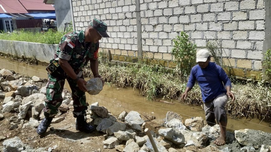Babinsa Sentani Bantu Warga Bangun Talud Antisipasi Banjir di Kawasan Rawan