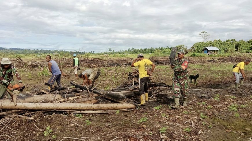 Babinsa Skanto dan Kelompok Tani Gotong Royong Percepat Pemulihan Lahan