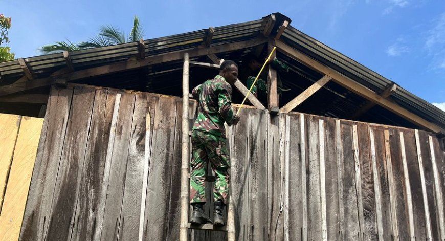 Satgas Pamtas RI-PNG Statis Yonif 753/AVT Renovasi Rumah Warga di Perbatasan Papua, Wujud Kepedulian dan Sinergitas
