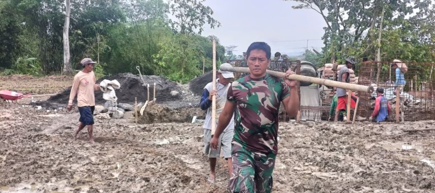Babinsa Kodim 0712/Tegal dan Warga Gembongdadi Gotong Royong Bangun Jembatan Gantung Garuda di Tengah Puasa Ramadhan