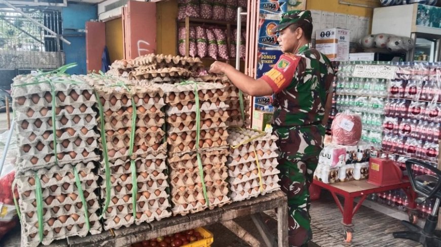 Selama Ramadhan, Babinsa Rutin Turun ke Pasar Pastikan Harga Sembako Stabil