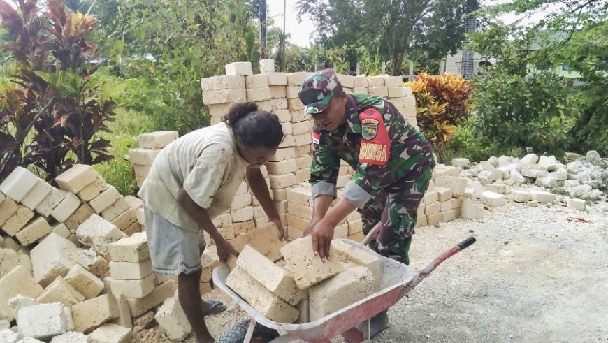 Bantu Bangun Rumah Warga, Babinsa Skanto Tunjukkan Kemanunggalan dengan Rakyat