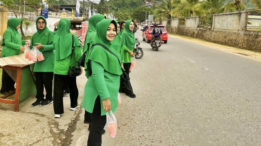 Tebar Berkah Ramadhan, Persit KCK Cabang XVI Kodim 1701 Jayapura Berbagi Takjil