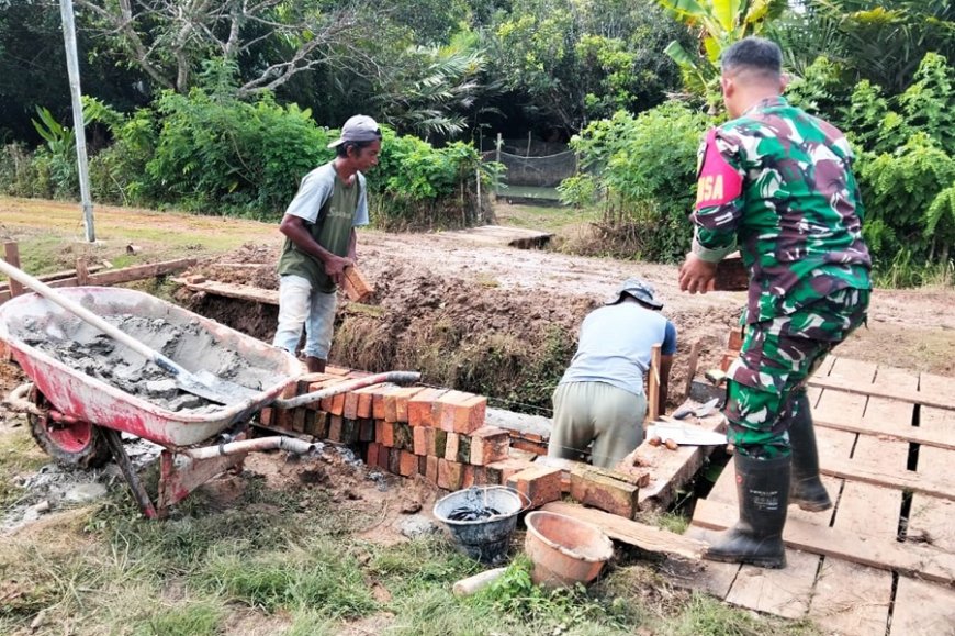 Babinsa Koramil Ulilin Hadir di Tengah Warga, Bantu Pembuatan Gorong-Gorong di Kampung Kandrakay