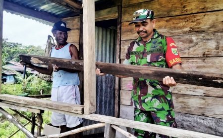 Hadir Sebagai Solusi, Babinsa Koramil Web Bantu Warga Bangun Lapak Usaha