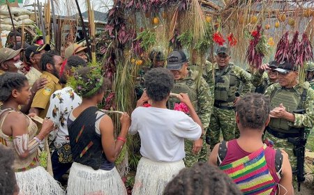 TNI Bersama Masyarakat Gotong Royong Membangun Tempat Beribadah yang Layak, Wujud Toleransi dan Kebersamaan di Papua