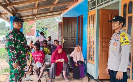 Babinsa Sota Dampingi Penyaluran Bansos, Warga Diimbau Manfaatkan Bantuan Dengan Baik