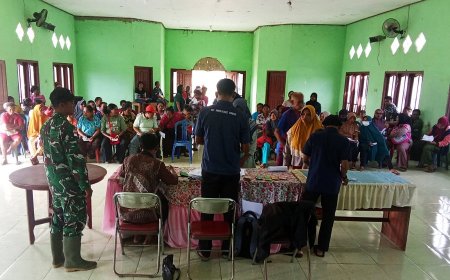Babinsa Pos Ramil Tanah Miring Dampingi Penyaluran BLT Kepada Masyarakat Sumber Harapan