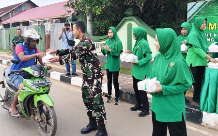 Persit KCK Kodim 1707/Merauke Berbagi Takjil, Wujud Kepedulian di Bulan Ramadhan