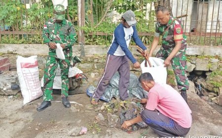 Koramil Jayapura Utara Bersama Warga Kampung Nelayan Gotong Royong Bersihkan Sampah
