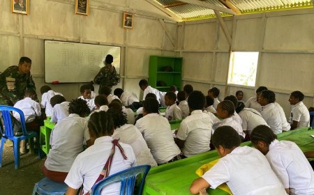 Satgas Pamtas RI-PNG Statis Yonif 753/AVT berikan Pengetahuan Cinta Tanah Air untuk Anak Perbatasan, Ditutup Makan Bersama