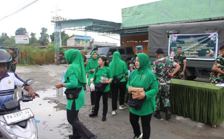 Sambut Keberkahan Ramadan, Danyonif 810/BEM dan Ketua Persit KCK Ranting 3 Yonif TP 810 Bagikan Takjil Gratis