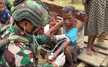 Hadir Bermanfaat untuk Masyarakat, TNI Berikan Layanan Kesehatan di Kampung Oksip