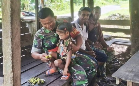 Jalin Kebersamaan di Kampung Ambora, Babinsa Demta Komsos dengan Mama Herlina