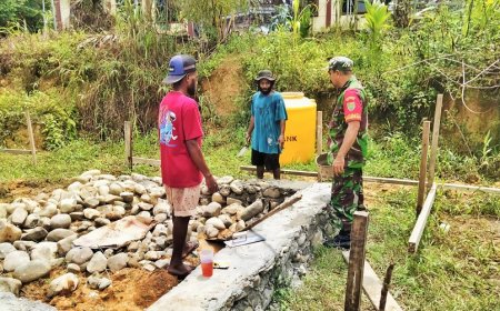 Babinsa Web Ikut Angkut Batu dan Cor Pondasi Rumah