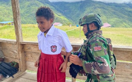 TNI Hadir Dukung Pendidikan di Papua: Satgas Pamtas RI-PNG Statis Yonif 753/AVT Bagikan Seragam dan Perlengkapan Sekolah di SD Kiwirok