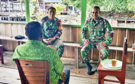Jalin Kedekatan dengan Ondoafi, Babinsa Sentani Komit Jaga Kearifan Lokal