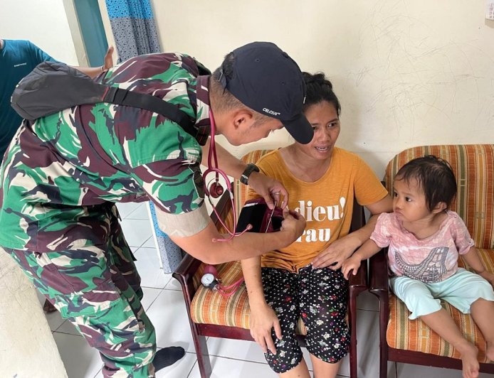 Hadir Kembali di Tengah Masyarakat, Yonif TP 810/BEM Beri Layanan Kesehatan Gratis Bersama Puskesmas Waibu