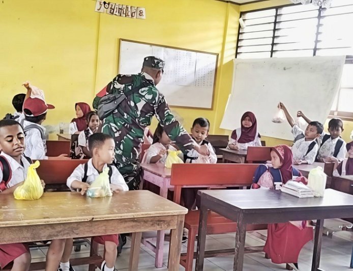 Babinsa Arso Dampingi Penyaluran 1.868 Porsi Program MBG