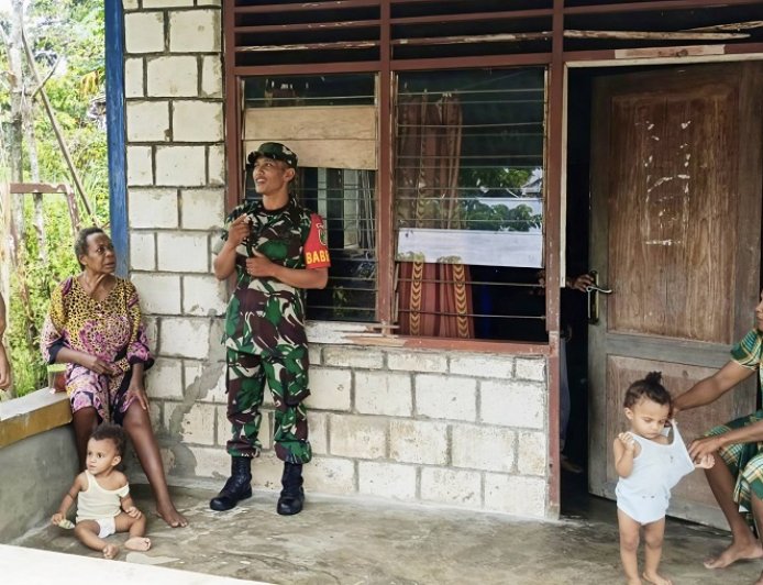 Babinsa Kemtuk Gresi Edukasi Pentingnya Kebersihan Lingkungan Cegah Penyakit