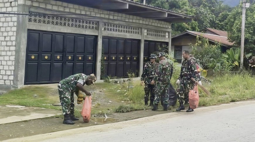 Danramil Sentani Pimpin Personel Koramil Kerja Bakti Bersihkan Sampah