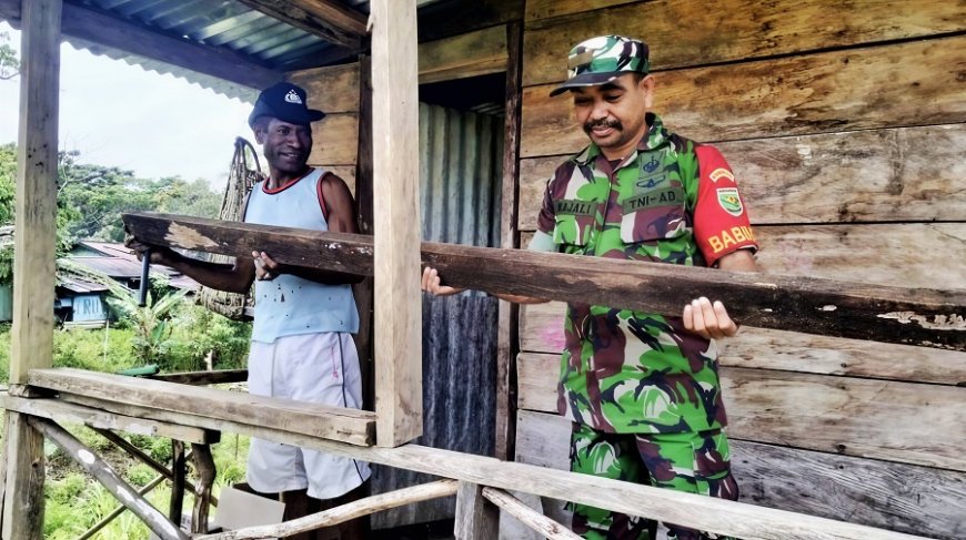 Hadir Sebagai Solusi, Babinsa Koramil Web Bantu Warga Bangun Lapak Usaha