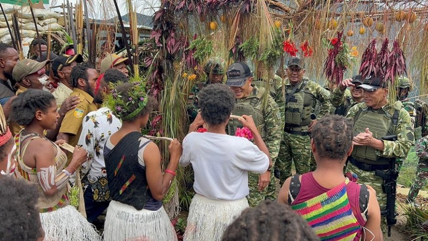 TNI Bersama Masyarakat Gotong Royong Membangun Tempat Beribadah yang Layak, Wujud Toleransi dan Kebersamaan di Papua
