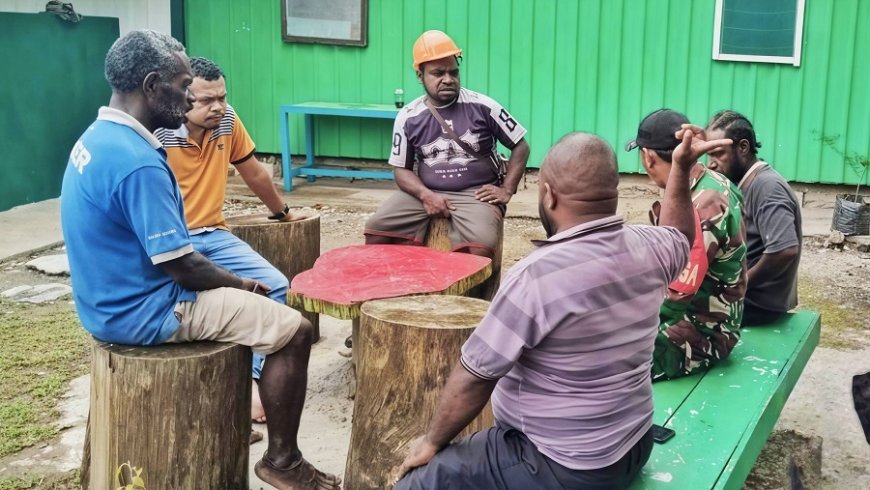 Perkuat Kamtibmas Wilayah, Babinsa Airu Sosialisasi Peran Aktif Warga Jaga Ketertiban