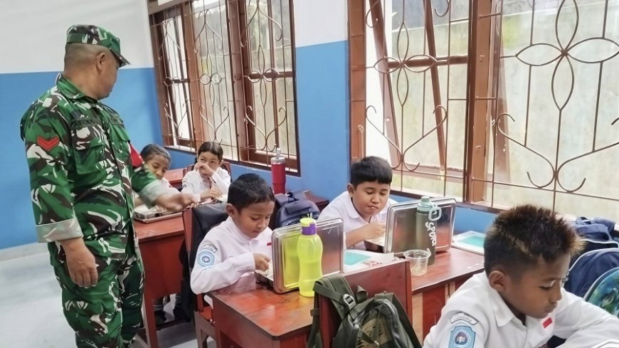 Babinsa Jayapura Utara Kawal Program MBG Pastikan Kesehatan Pelajar